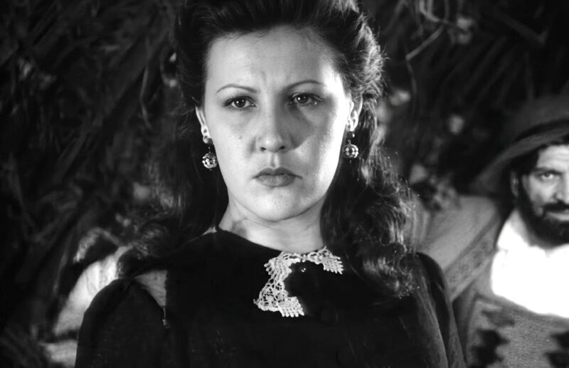 Елена Измайлова в роли миссис Уэлдон в фильме «Пятнадцатилетний капитан», 1945 год