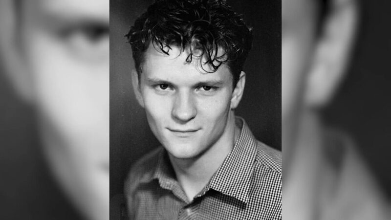В 15 лет потерял близких и выжил чудом: как Сергей Жарков вырвался из 1990-х и стал звездой экрана