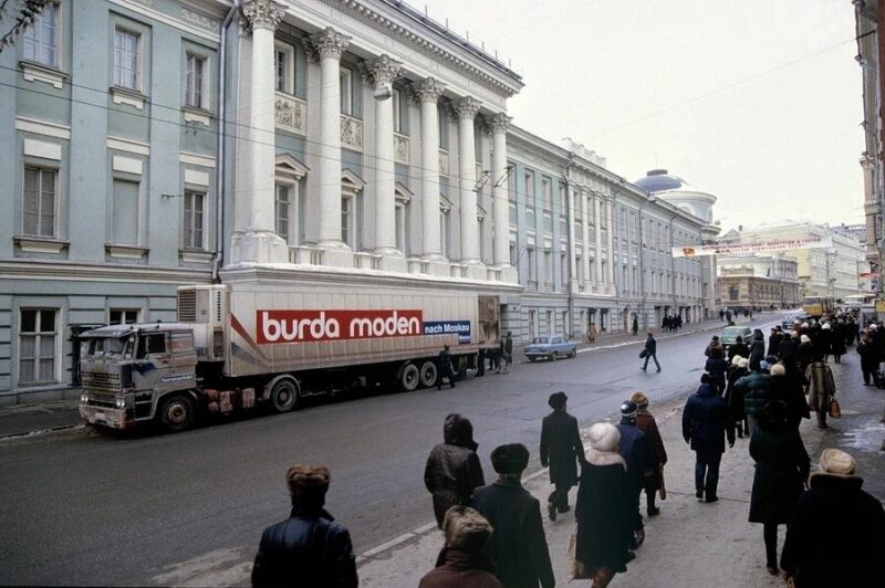 Почему в 1980-е женщина одновременно надела подплечники, варёнку и кожаную куртку