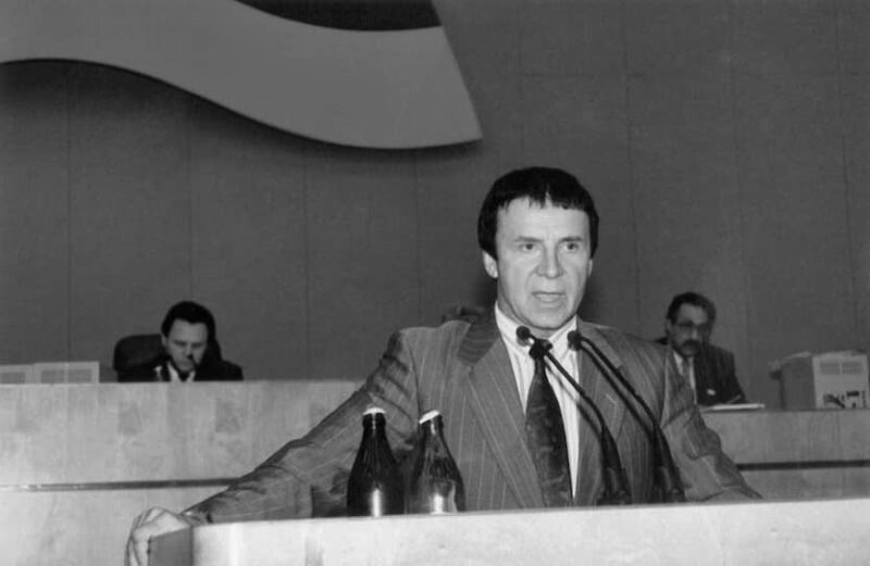Анатолий Кашпировский во время телевизионного сеанса