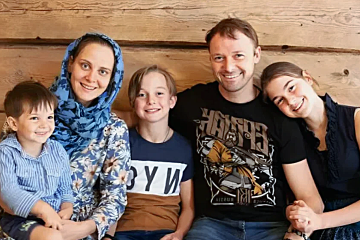 «Это моя жена Виктория»: Илья Носков вышел в свет с новой женой после 20 лет брака