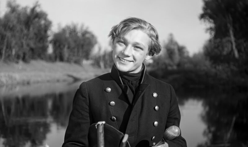 Кадр из фильма «Пирогов» (1947), где Карякин сыграл студента-медика Козлова
