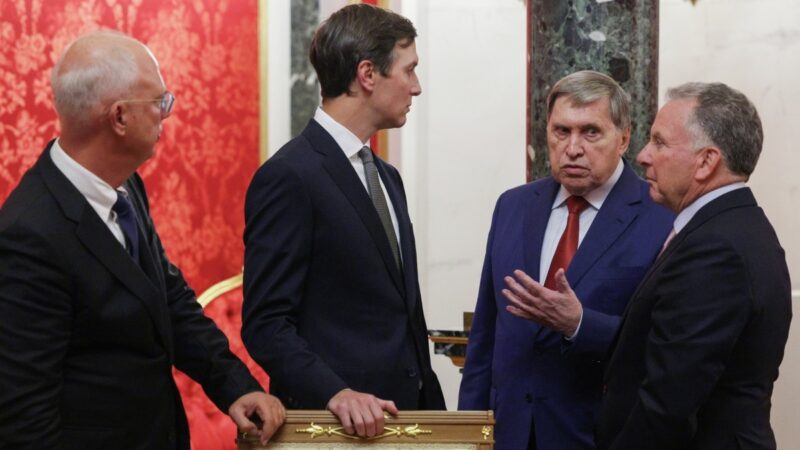 Юрий Ушаков на рабочей встрече