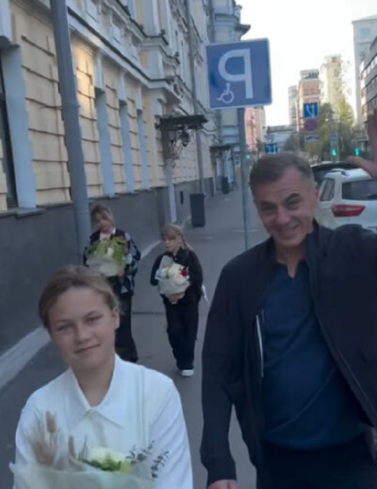 Игорь Петренко и Кристина Бродская вместе с дочерьми на праздничной школьной линейке