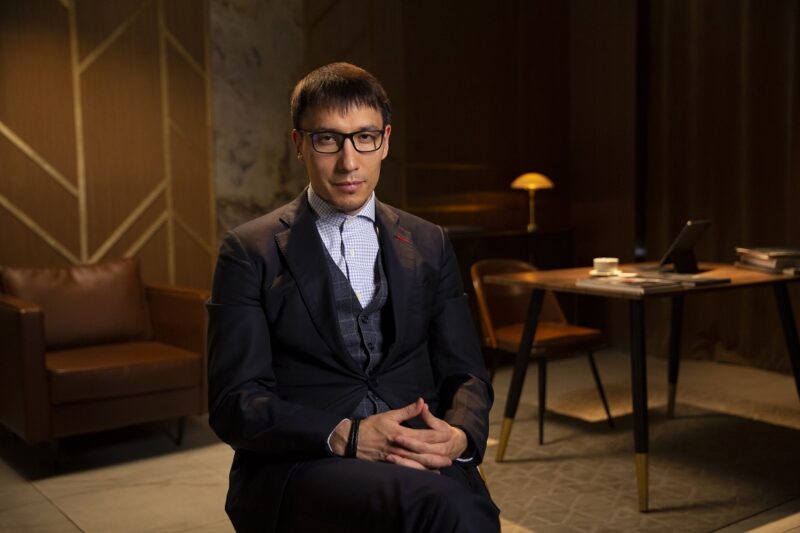 Жена-чиновница, спорные корни и секрет о детях: что скрывает за кадром политолог Дмитрий Абзалов