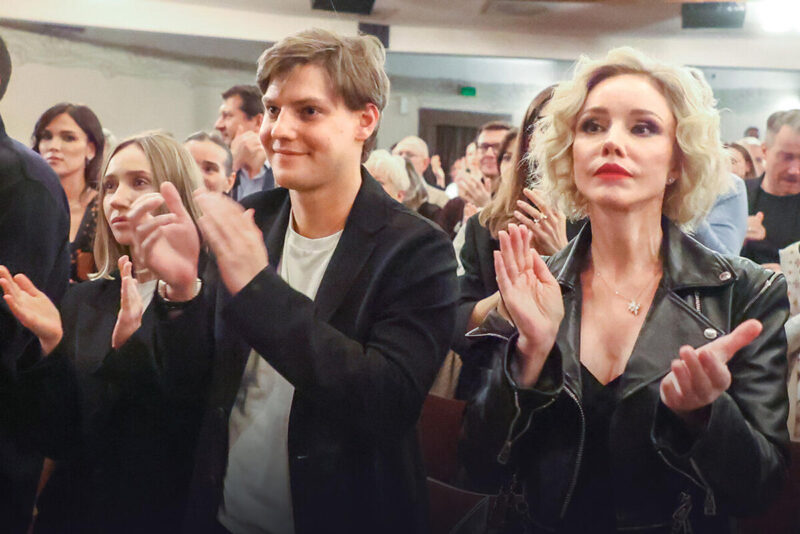 Марина Зудина с сыном Павлом на премьере