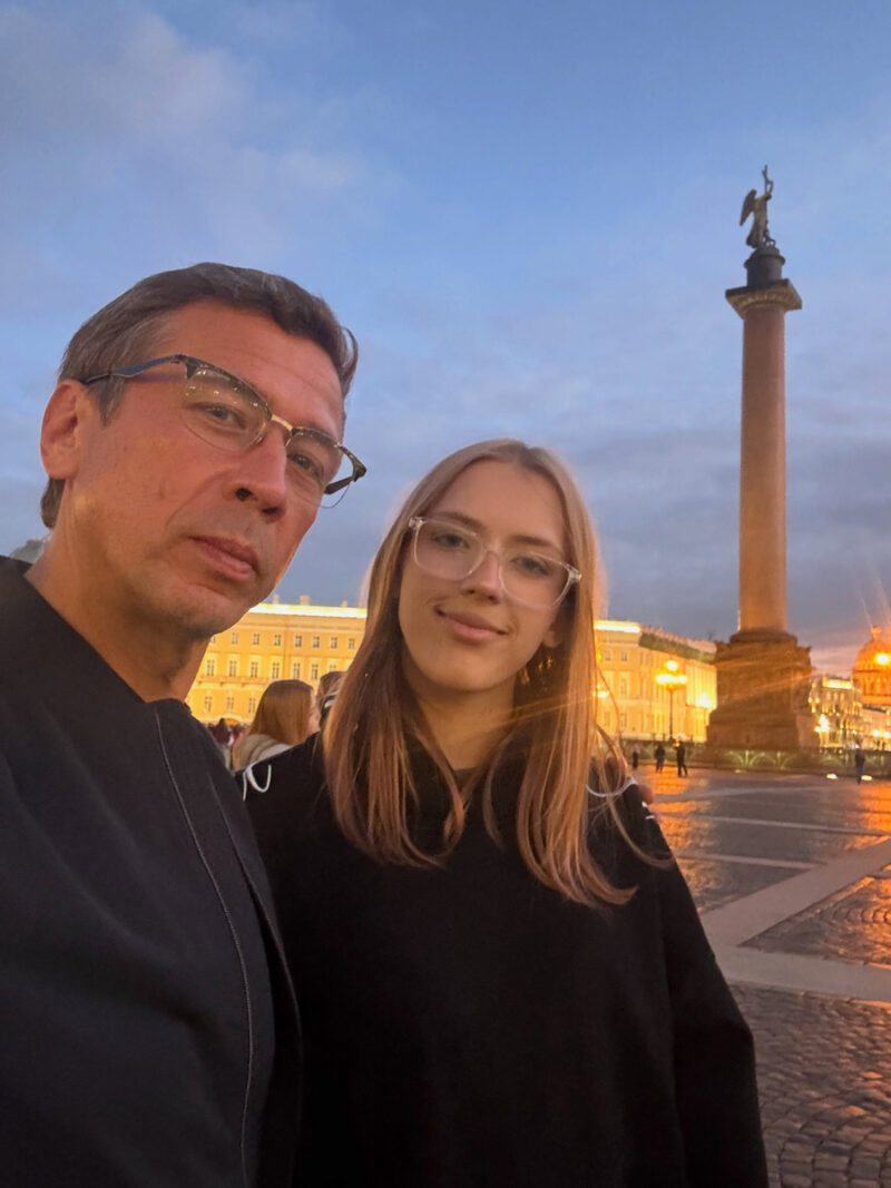 «Никаких скандалов и суда за детей»: как Андрей Мерзликин обустроил жизнь с четырьмя наследниками после развода