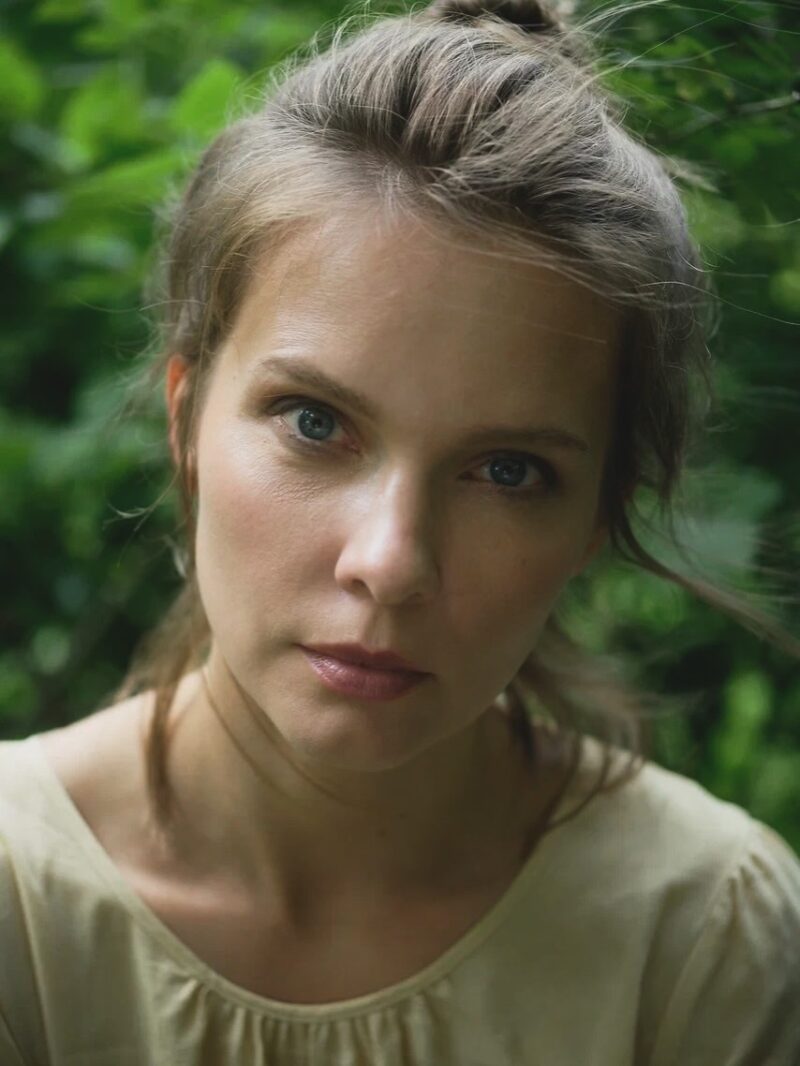 Полина Сыркина снималась в российских сериалах, а теперь учится в Париже и воспитывает троих детей