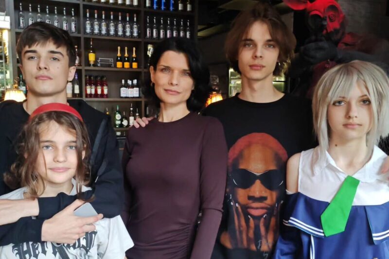 Анна Азарова с детьми