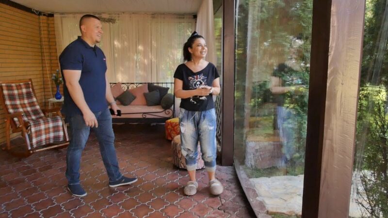 Наташа Королева обустроила в Крекшине дом с белым роялем, слоном в саду и мастерской для Тарзана