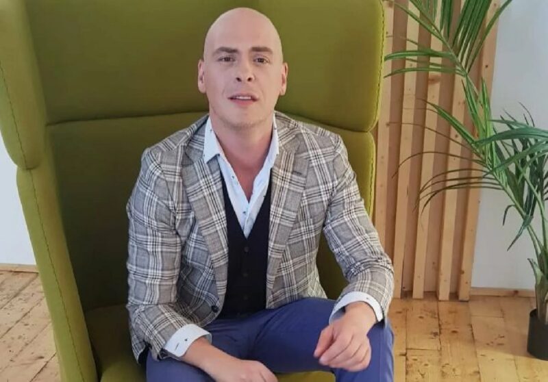 Аттестат из перехода и тараканы в съемной квартире: как живет ведущий «Контрольной закупки» Антон Привольный