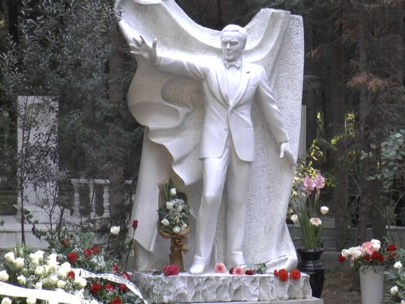 Памятник на могиле Муслима Магомаева