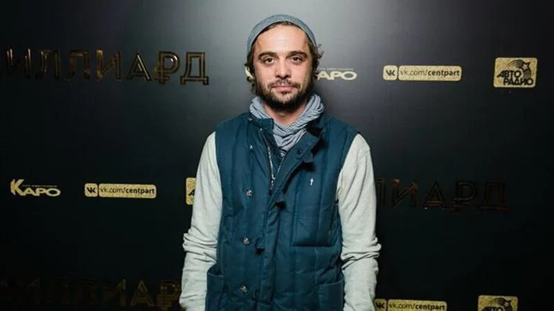 «40 лет встречал в одиночестве, а в 41 впервые стал отцом»: как звезда «Интернов» Илья Глинников пережил предательство, ушёл из кино и переписал судьбу