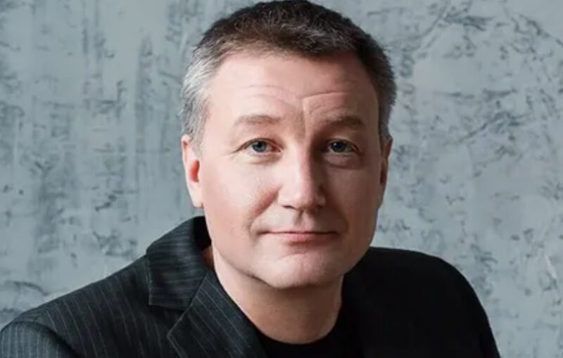 Дочери Колокольникова шутят о сходстве с отцом, а он играет комиссара Тёмного Двора
