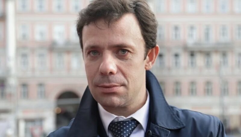 Таинственная свадьба, усыновление и трое сыновей: семейный путь актёра Артёма Осипова