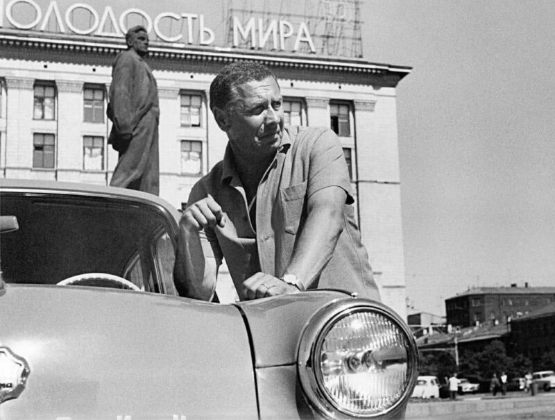 От советских «Москвичей» до «Мерседесов»: на чем ездили главные актеры СССР