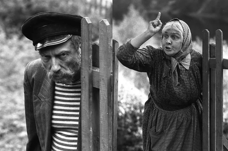 Пока Юрского вычёркивали с афиш, Теняковой предлагали спасти карьеру ценой разрыва. Она отказалась