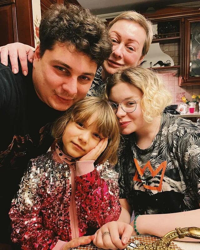 «Не быть содержанкой»: почему Мария Аронова воспитывает единственную дочь вопреки собственной семейной модели