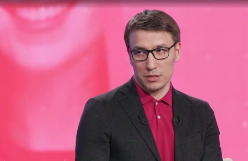 Жена-чиновница, спорные корни и секрет о детях: что скрывает за кадром политолог Дмитрий Абзалов