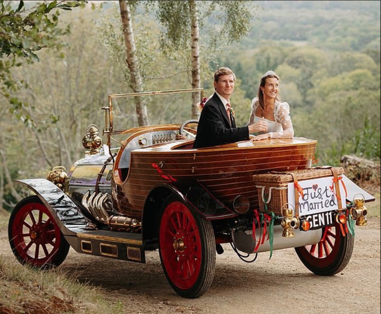 После венчания молодожёны вышли из церкви под конфетти и уехали на Chitty Chitty Bang Bang