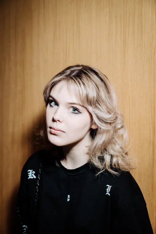 «Боюсь предвзятости»: как живет 19-летняя дочь Александра Абдулова, которую критикуют в Сети