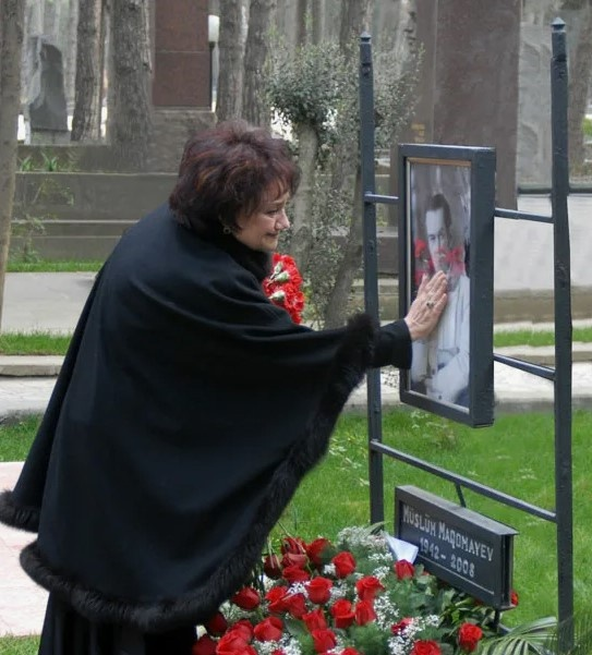 Тамара Синявская у могилы Муслима Магомаева