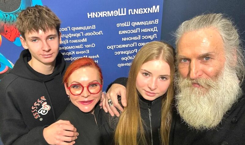 Никита Джигурда и Марина Анисина с младшими сыном и дочерью