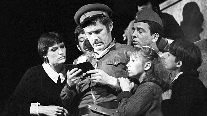Валерий Хлевинский в спектакле «Эшелон» театра «Современник», 1979 год