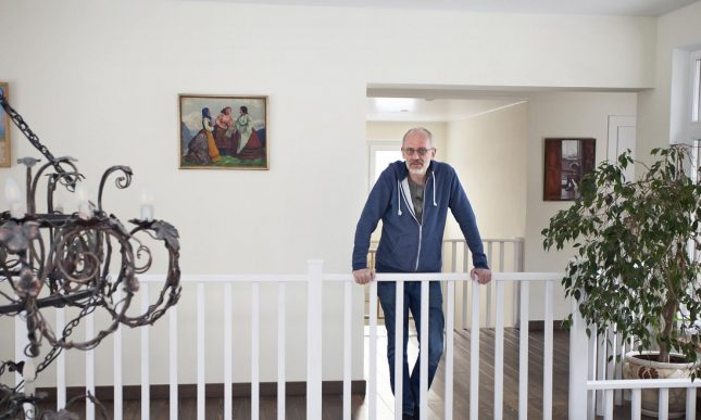 Александр Гордон: снаружи — скромный дом у воды, внутри — антиквариат и библиотека