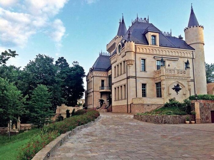 Загородный замок семьи в поселке Грязь