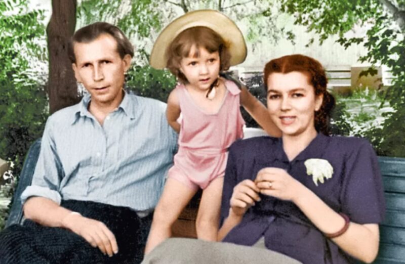 Иван Лапиков с женой и дочкой