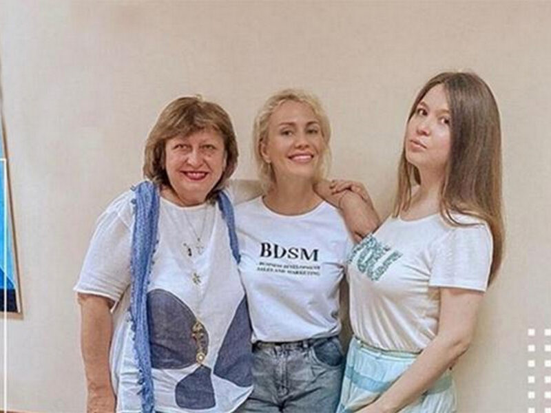 Художница Алла Шавырина (слева)
