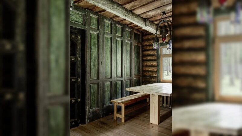 Индийские двери, семейное наследство и фанерная кухня: как устроен загородный дом Кати Гердт и Дениса Евстигнеева