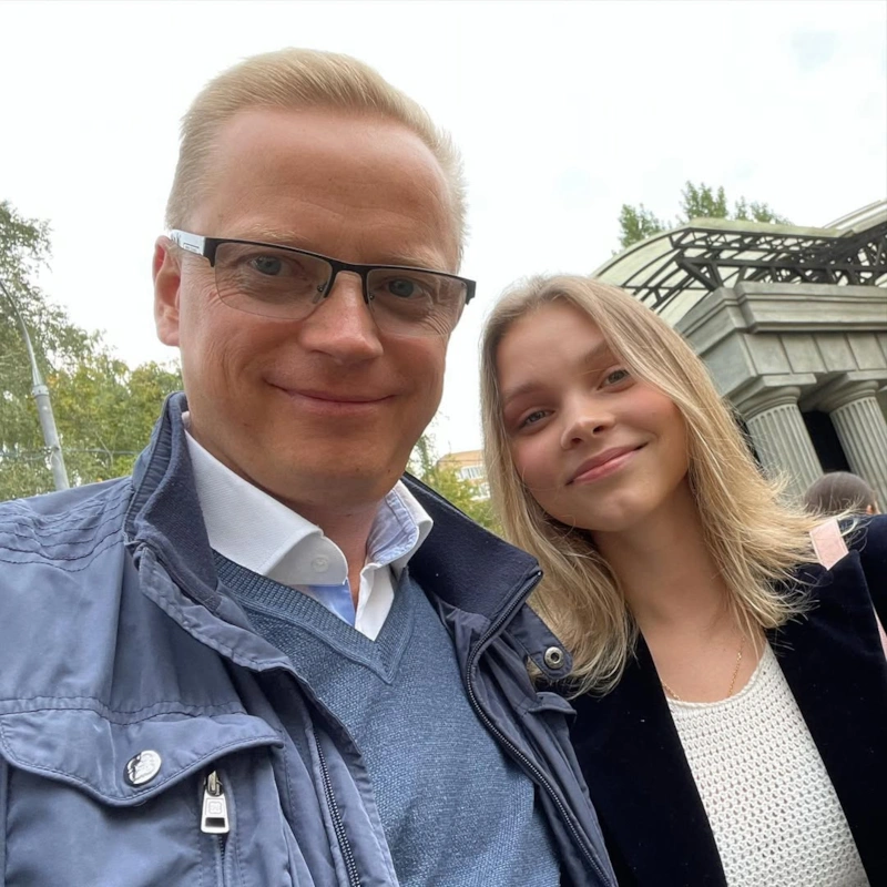 «Спросила номер и пропала»: как 30-летний Эрнест Мацкявичюс встретил в Госдуме 17-летнюю школьницу и построил с ней крепкую семью