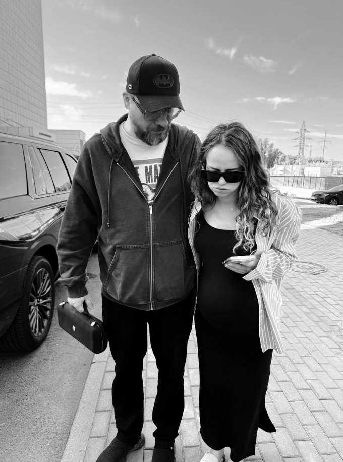 «Хотелось оставить это счастье только нашим»: Гарик Харламов и Катерина Ковальчук стали родителями дочери Алисы