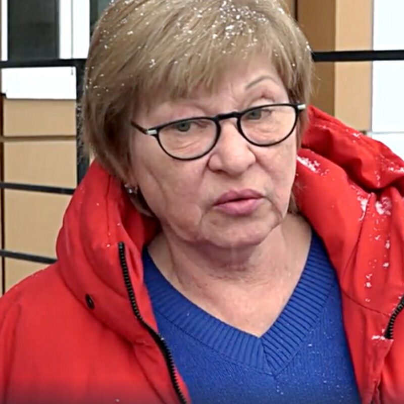 Огород, советский паспорт и вызов полиции в суд: чем живёт мать Светланы Ходченковой