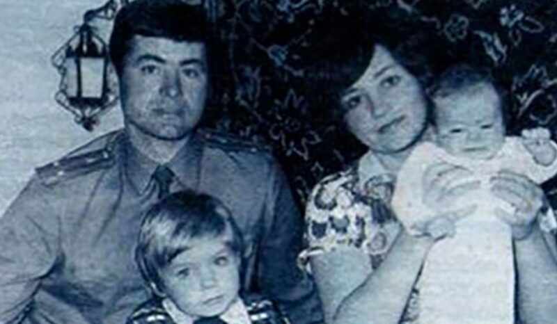 Маленькая Анна Ковальчук с родителями и старшим братом