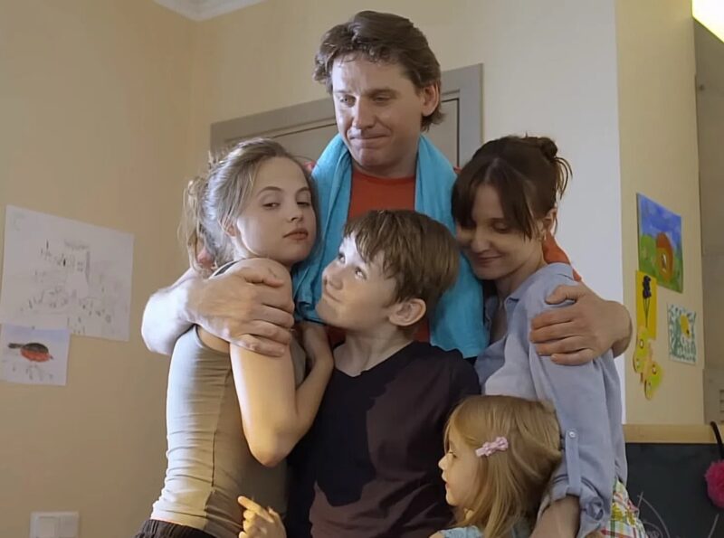 Кадр из сериала «Осколки счастья»