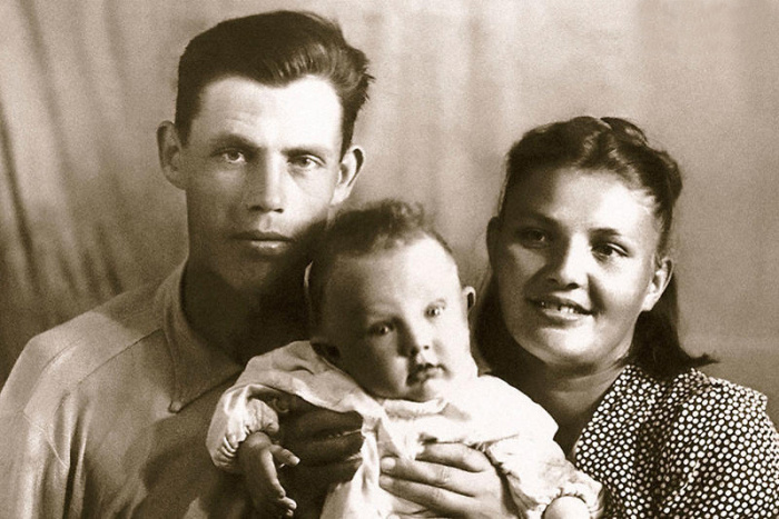 Маленький Валерий Хлевинский с родителями
