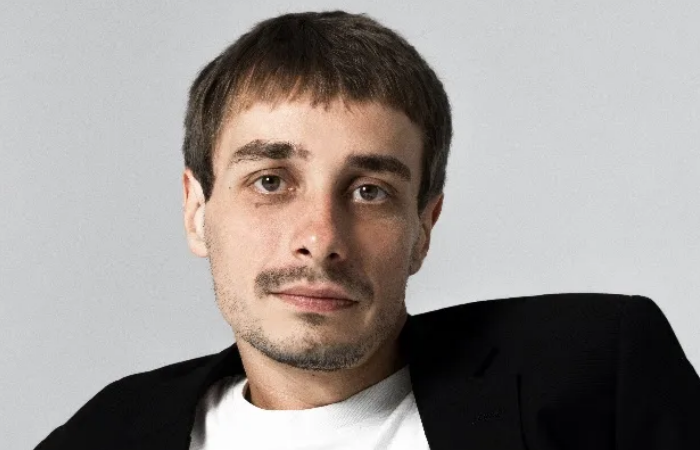Отец Сергея Деткова после двух инсультов уже никого не узнаёт — а комик не торопится к нему