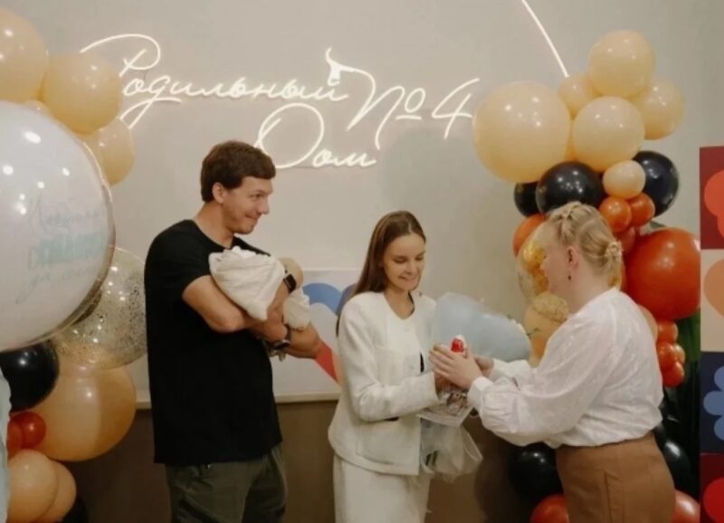 «Ты мой герой!»: олимпийский чемпион Дмитрий Соловьев встретил Дину Аверину с новорожденным сыном из роддома