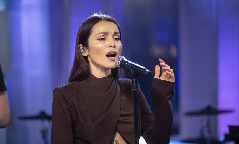 Сати Казанова во время выступления