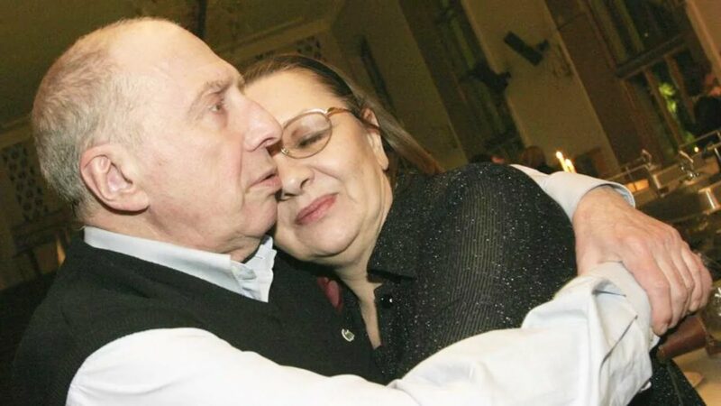 Пока Юрского вычёркивали с афиш, Теняковой предлагали спасти карьеру ценой разрыва. Она отказалась