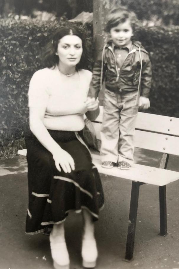 Родители Ираклия рано развелись, так что мама-инженер воспитывала его в одиночку