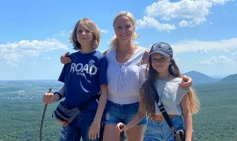 Дочь Елены Бережной и Стивена Казинса выросла: как 16-летняя София-Диана строит карьеру в парном катании