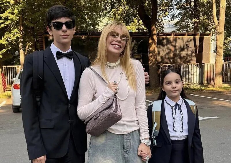 Редкий выход на премьеру и рост выше мамы: как сегодня выглядит 14-летний сын Анастасии Стоцкой