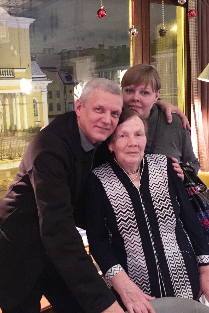 Александр Галибин с матерью и дочерью Марией