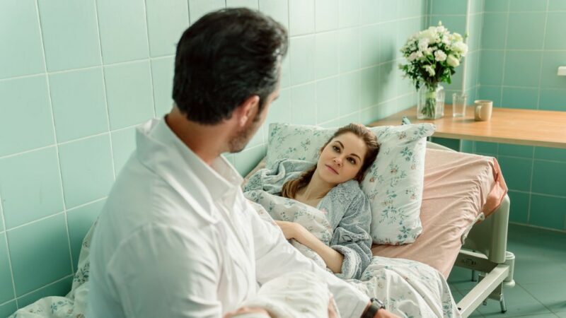 Почему 40-летняя Марина Коняшкина прячет любимого и не спешит под венец