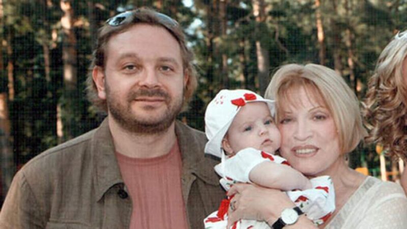 Максим Максаков с матерью и племянницей