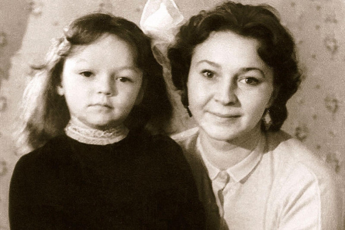 Отец умолял её на коленях не уезжать: почему единственная дочь Владимира Этуша на годы прервала связь с семьёй
